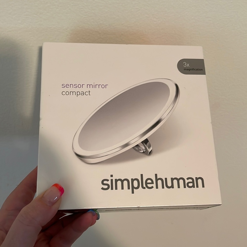 Simple human sensor mirror compact